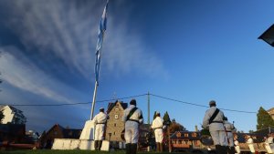 25 de Mayo: acto con banda militar e izamiento de bandera en Bariloche