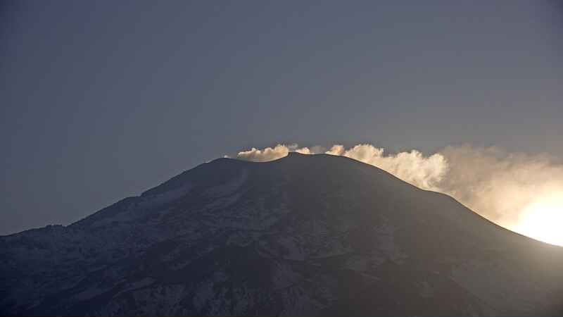 El volcán Nevados de Chillán ha registrado varias explosiones, pero mantiene el alerta amarillo. (Gentileza).-