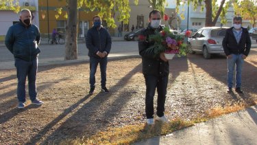 Autoridades municipales encabezaron un breve acto protocolar. (Foto gentileza)