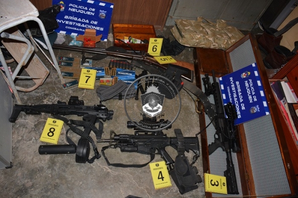 Ayer se realizaron cuatro allanamientos en distintos barrios de Neuquén capital. Se secuestró una gran cantidad de armas. (Foto: Gentileza).