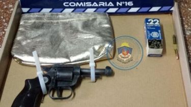 En los allanamientos se encontraron armas de fuego e inhibidores. Foto: gentileza