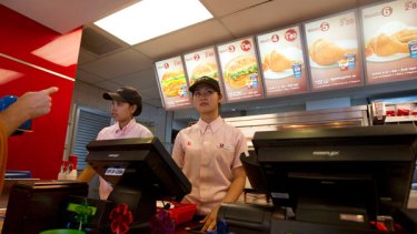 Las y los trabajadores de patios de comidas y locales de comida rápida organizaron una marcha para esta tarde. (Gentileza-foto ilustrativa).-