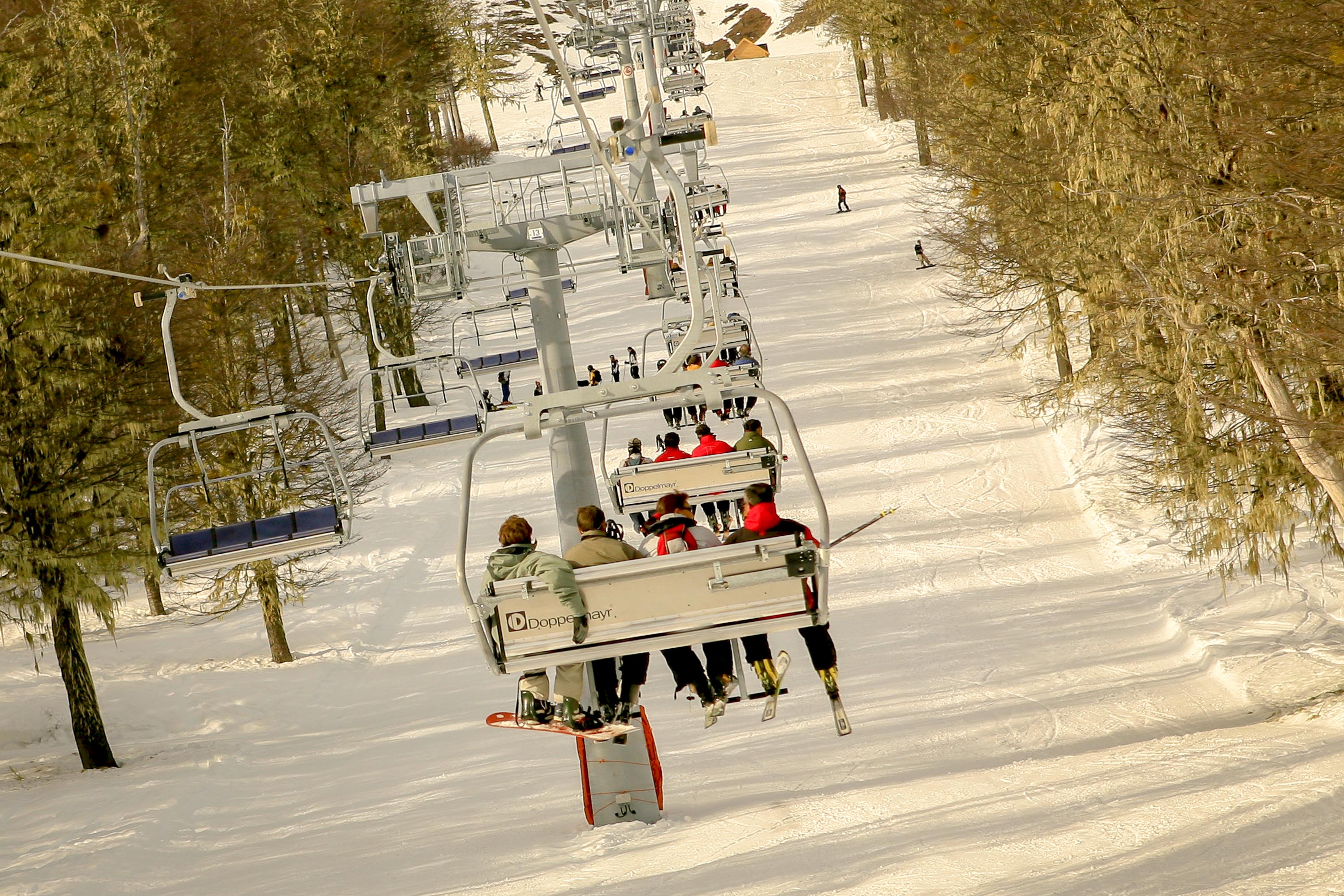 En las sillas cuádruples irán dos esquiadores. Foto: Patricio Rodríguez