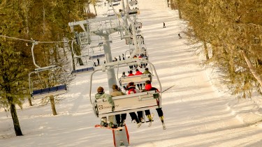 En las sillas cuádruples irán dos esquiadores. Foto: Patricio Rodríguez