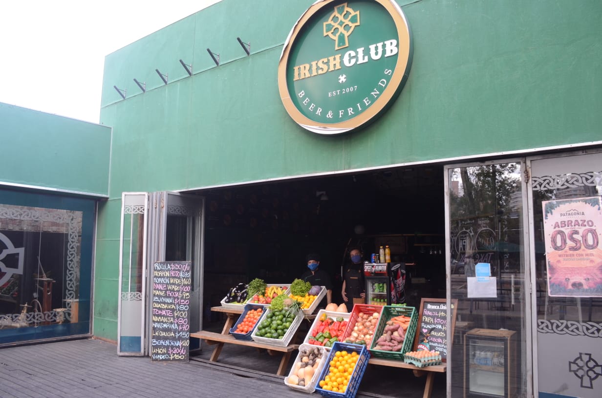 Algunos locales de comida se reinventaron y venden frutas y verduras. (FOTO: Yamil Regules)