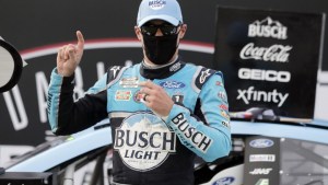 Harvick ganó en el regreso de la Nascar