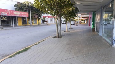 El cierre de comercios decretado por el municipio hizo que no hubiera movimiento en las calles de Regina. (Foto Pablo Accinelli)