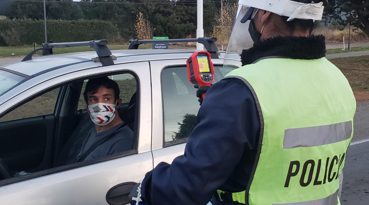 El personal policial podrá tomar la temperatura de los conductores y acompañantes con las cámaras que adquirió la Policía de Río Negro. (Foto gentileza)