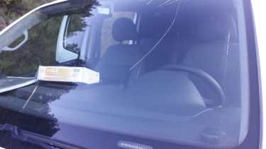 Un vehículo resultó dañado esta tarde en Villa Mascardi. Foto: gentileza