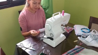 Analía también confecciona barbijos para los vecinos que no pueden comprarlos. (Foto: gentileza)
