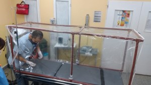 Construyó una cápsula “casera” para aislación de pacientes con coronavirus y la donó al hospital de Los Menucos