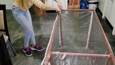 Analia termina de colocar la cobertura de ule sobre los caños de PVC. (Foto: Gentileza)