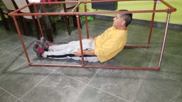 Con caños de PVC para agua, Hosseim Alí construyó la estructura de la cápsula. (Foto: gentileza).