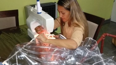 Analía, esposa de Hosseim, fue quien confeccionó con ule, la cobertura de la cápsula. (Foto: gentileza).