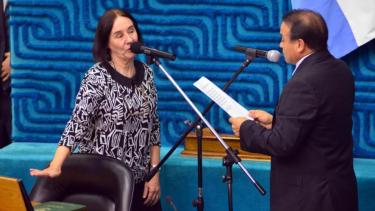 Cardell jura en mayo del 2014. Toma la jura el entonces presidente de la Legislatura, Ariel Rivero (foto Marcelo Ochoa)