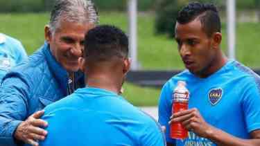 El DT Queiroz junto a Villa en una visita a Argentina.