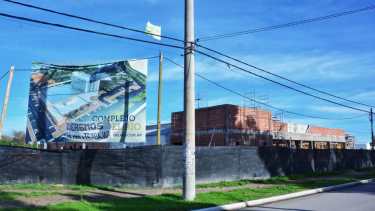 Se reinicia la obra del casino en Viedma, previa autorización provincial. (Foto: Marcelo Ochoa)