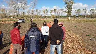Inspectores de Trabajo y personal de Salud en la recorrida por las chacras del Idevi. Foto: gentileza.