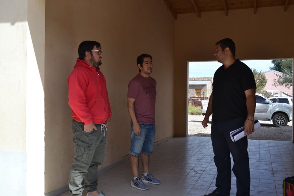 A principio de marzo de este año el Secretario de Gobierno Gonzalo Adaime recorre el Centro Comunitario del barrio Matadero junto al arquitecto Darío Andrade  y Carlos Lepiante (Foto: Archivo).