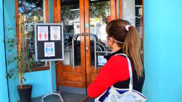 Con la apertura de comercios no esenciales se suspendió la restricción de circulación por DNI. (Fotos Néstor Salas)