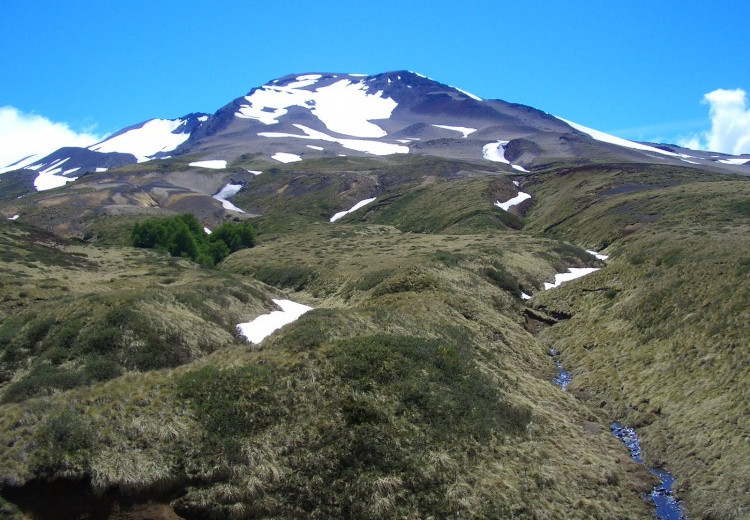 El complejo volcánico Puheyue-Cordón Caulle hizo erupción el 4 de junio de 2011 y las cenizas que emitió cubrieron gran parte de la Patagonia argentina. (Foto achivo)