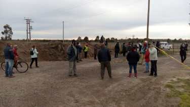 La asamblea se realizó en el lugar del corte de la vieja ruta. Fotos: gentileza.
