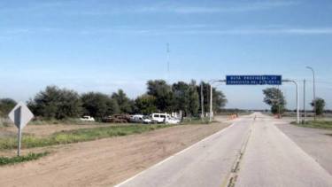 En el cruce de las rutas se detuvo a los dos autos. Foto Laarena.com.ar