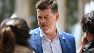 Carreras desplazó a Land y nombró al incondicional Deco