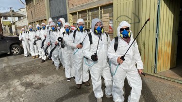 Adrián Danemann, un referente de agencias de turismo en Bariloche, montó una empresa de desinfección en plena cuarentena. Gentileza