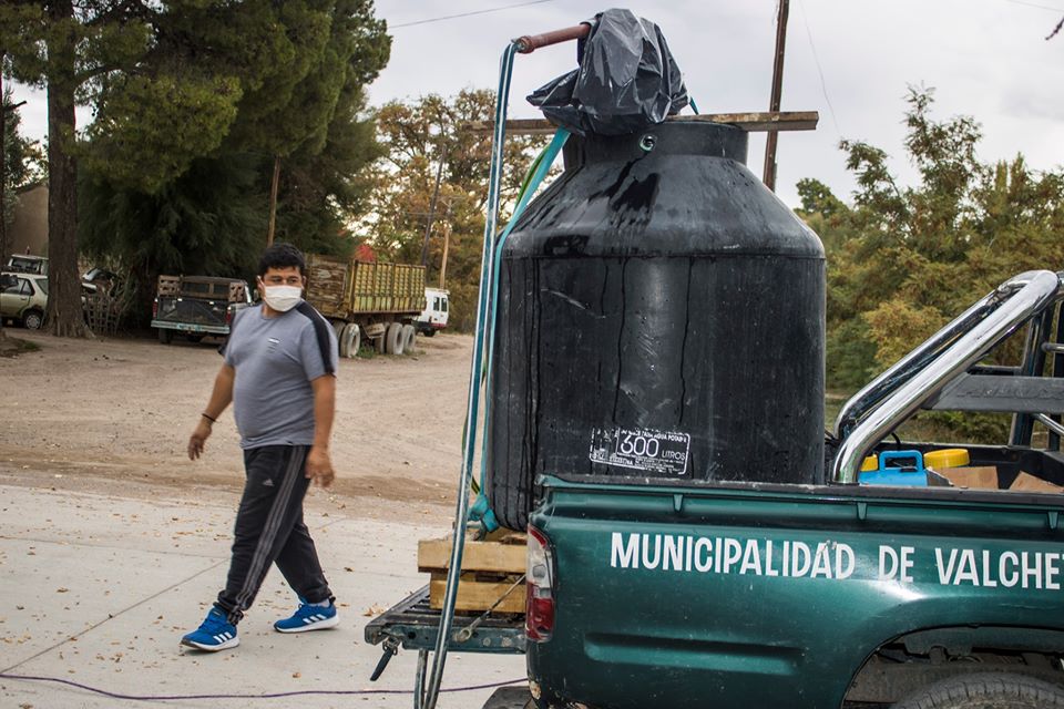 Vecinos que no pueden trabajar en forma particular en los lavaderos de vehículos, fueron contratados por el municipio para los trabajos de desinfección. (Foto: gentileza)