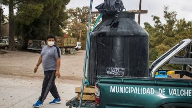 Vecinos que no pueden trabajar en forma particular en los lavaderos de vehículos, fueron contratados por el municipio para los trabajos de desinfección. (Foto: gentileza)