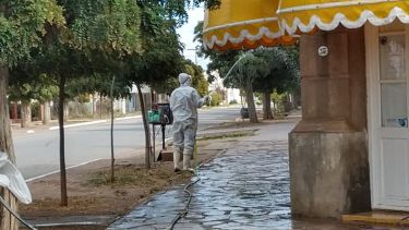 Veredas y edificios comerciales son desinfectados durante los fines de semana. (Foto: gentileza)