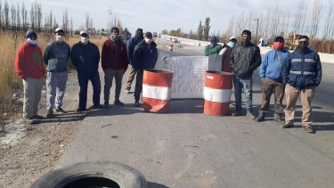Desocupados permanecen a la vera de la 22 para pedir por puestos de trabajo.