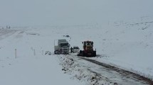 Imagen de Varios vehículos quedaron encajados por la nieve en la ruta 23