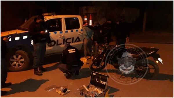 Un hombre y una mujer fueron detenidos en Centenario, tras arrojar un frasco de marihuana, desde la moto. (Foto: Gentileza).