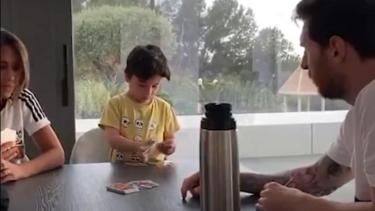 Se viralizó en las últimas horas un video de Messi jugando alUNO con sus hijos. Ese juego puede ser armado de forma casera. 