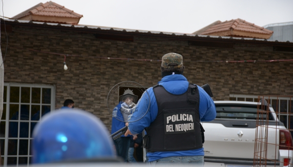 Una familia del barrio Mariano Moreno de Neuquén fue notificada por el delito de estafa, tras un allanamiento en el día de ayer. (Foto: Gentileza).