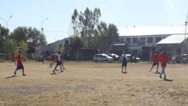 Dos equipos disputaron un partido de fútbol y muchas personas se reunieron para verlo en el barrio 25 de Mayo de Regina. (Foto gentileza)