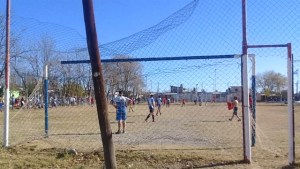 Rompieron la cuarentena para jugar al fútbol en un barrio de Regina