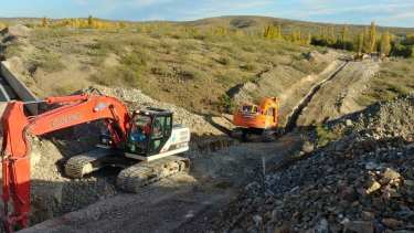 En cercanías de Nahuel Niyeo, los caños cruzaron el arroyo homónimo. (foto. Gentileza).