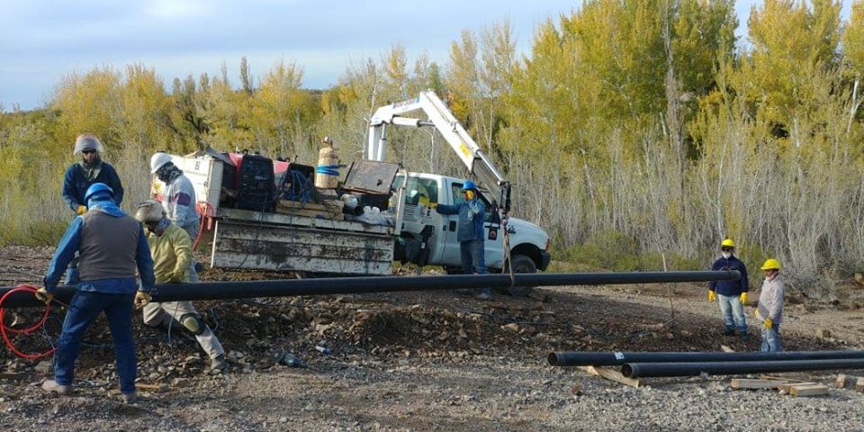 Con las medidas preventivas ante la emergencias, el gasoducto de la Región Sur numerosos obreros trabajan en la zona. (Foto: Gentileza)