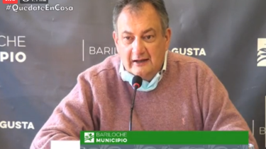 El intendente Gustavo Gennuso junto a la subsecretaria de Protección Civil, Patricia Díaz, ofrecieron una videoconferencia por las nuevas medidas en Bariloche.