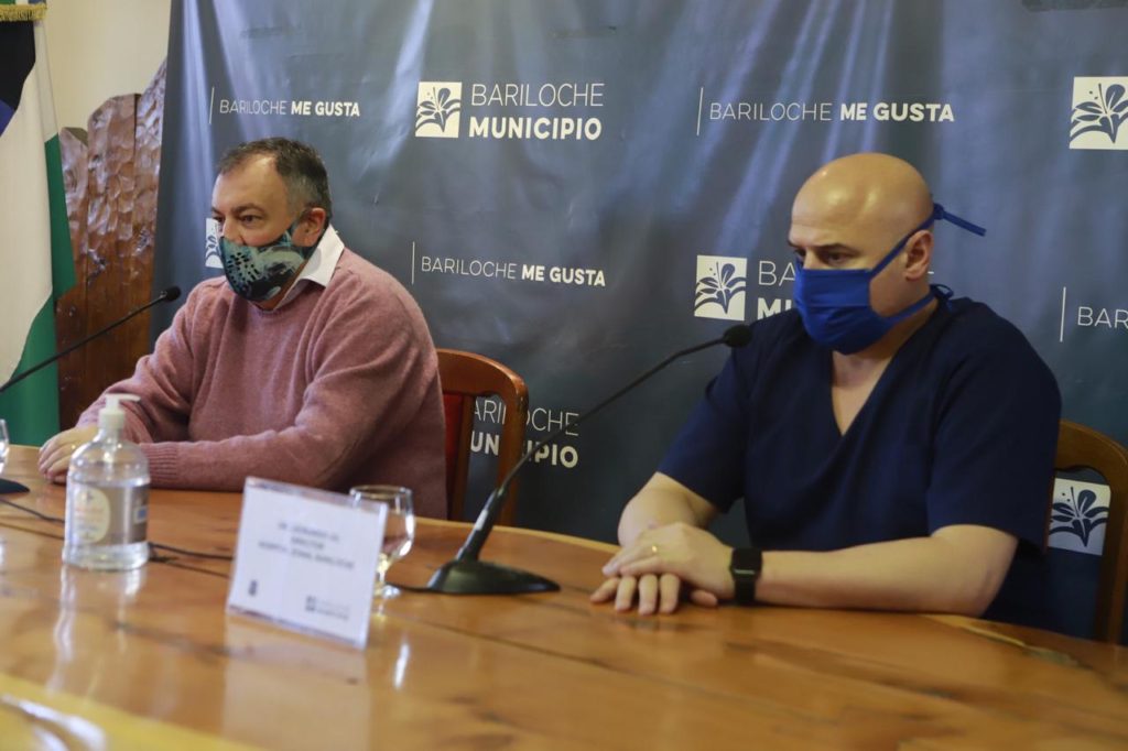 El director del Hospital Ramón Carrillo, Leonardo Gil, brindó una conferencia junto al intendente Gustavo Gennuso. Foto: gentileza