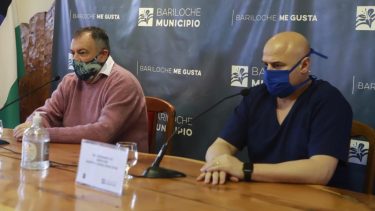 El director del Hospital Ramón Carrillo, Leonardo Gil, brindó una conferencia junto al intendente Gustavo Gennuso. Foto: gentileza