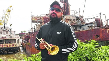 Hugo Lobo acostumbrado a trabajar a la distancia continúa editando discos en su casa.