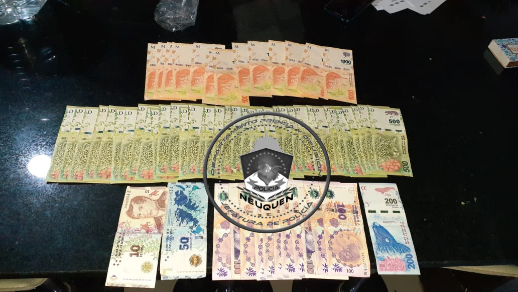 Ayer durante un allanamiento , la Policía de Neuquén recuperó parte del dinero robado a una inmobiliaria del centro de la capital. (Foto: Gentileza).
