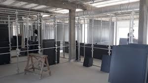 Se está instalando la panelería divisoria en el interior del edificio. (Foto gentileza)