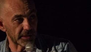 Adrián Marré montó en su casa el escenario para desarrollar la creatividad con “Conversándome (efectos de la cuarentena)”. Foto: gentileza