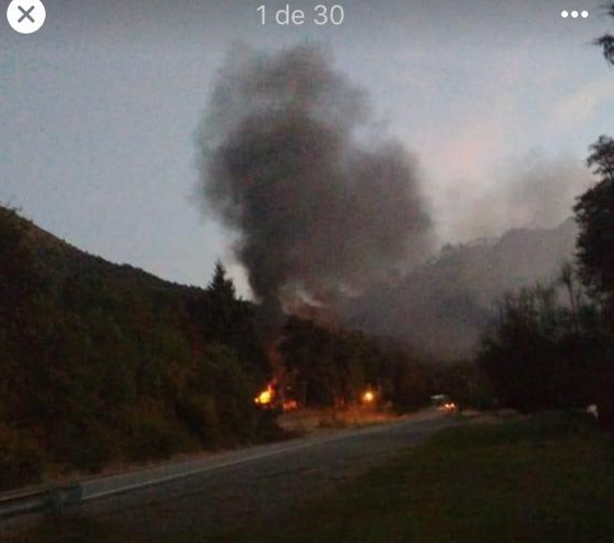 Bomberos de la Policía Federal controlaron este jueves el fuego que dañó algunas cabañas en Villa Mascardi. (foto gentileza)