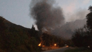 Encapuchados atacaron a una familia e intentaron quemar cabañas en Villa Mascardi